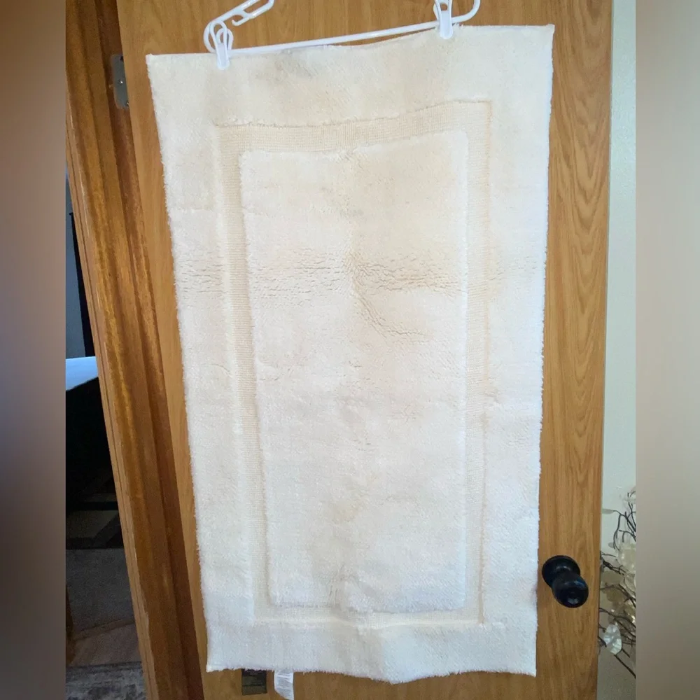 43” x 24” cream/ivory Bathroom Rug